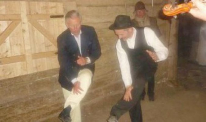 Prinţul Charles a învăţat câteva mişcări ale unui dans popular